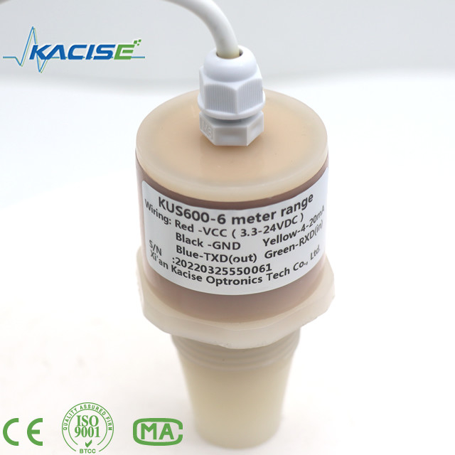 El sensor ultrasónico KUS600 fabricado con materiales PVDF/PTFE se utiliza para medir la distancia y el nivel del líquido.