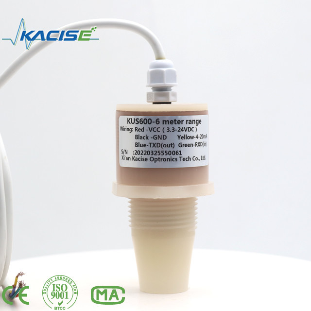 El sensor ultrasónico KUS600 fabricado con materiales PVDF/PTFE se utiliza para medir la distancia y el nivel del líquido.