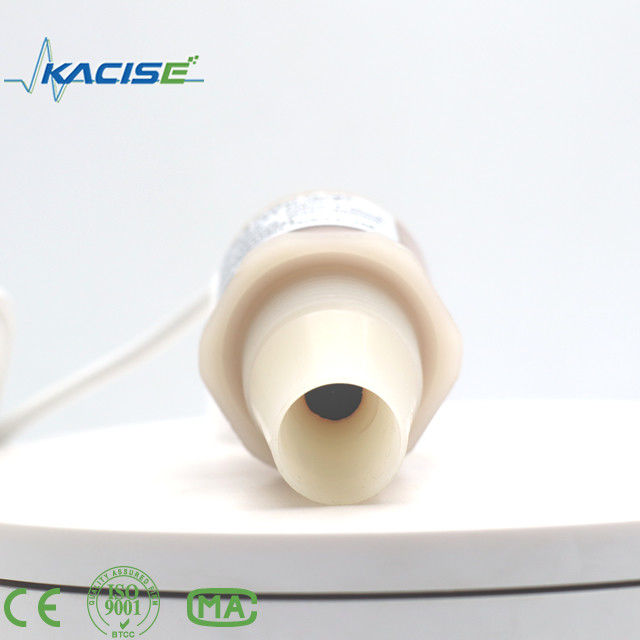 El sensor ultrasónico KUS600 fabricado con materiales PVDF/PTFE se utiliza para medir la distancia y el nivel del líquido.