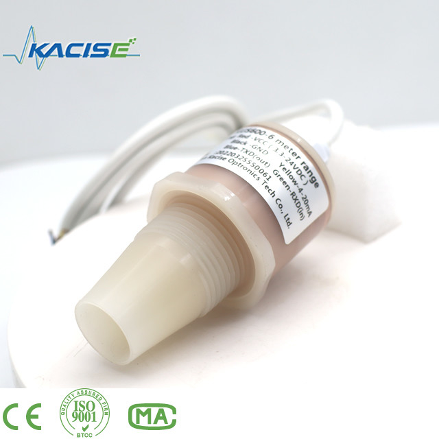 El sensor ultrasónico KUS600 fabricado con materiales PVDF/PTFE se utiliza para medir la distancia y el nivel del líquido.
