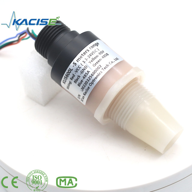 El sensor ultrasónico KUS600 fabricado con materiales PVDF/PTFE se utiliza para medir la distancia y el nivel del líquido.