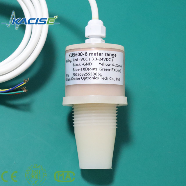 El sensor ultrasónico KUS600 fabricado con materiales PVDF/PTFE se utiliza para medir la distancia y el nivel del líquido.