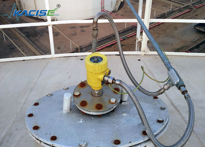 KLD803 4 - 20mA/sensor de la distancia del radar del CIERVO/RS485 Modbus para el bloque sólido de la partícula del polvo