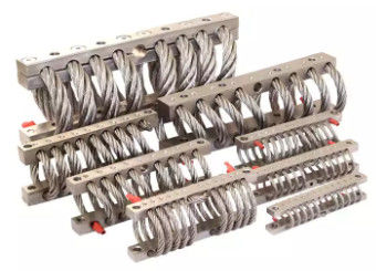 Aislador de cuerda de alambre helicoidal antichoque con absorción de energía y rigidez no lineal resistente a la corrosión