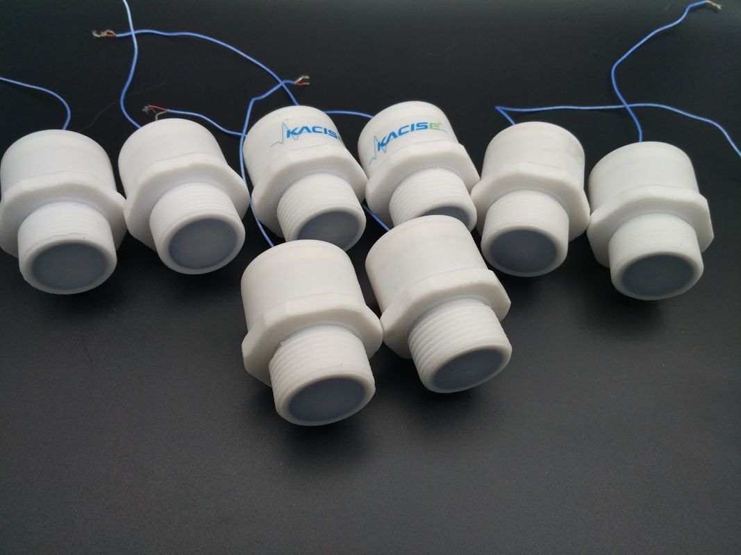 2.5m Range Sensor ultrasónico de pequeño tamaño con salida múltiple y carcasa PVDF resistente a la corrosión