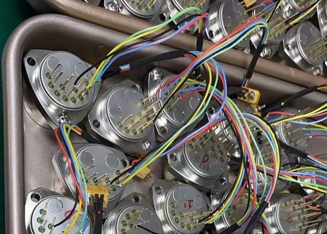 Tamaño pequeño Sensor de acelerómetro de 18,2 mm x 23 mm de alta precisión con ancho de banda de 800-2500 Hz