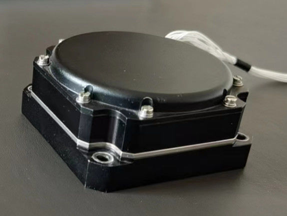 Giroscopio de fibra óptica con rango dinámico ≤ 0,03°, repetibilidad de sesgo y no linealidad del factor de escala ≤ 10 ppm para la detección de velocidad angular