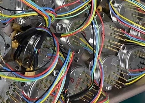 Capacidad de alta g Sensor de acelerómetro de cuarzo industrial con rango de entrada ± 80 g y umbral < 5 μ g
