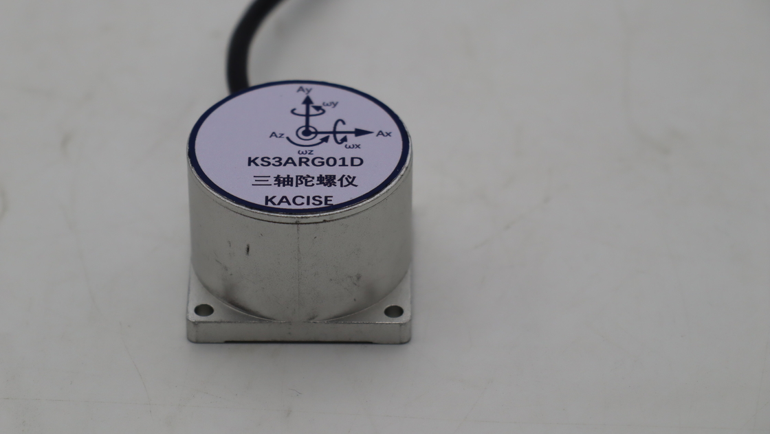 Los giroscopios de tres ejes MEMS se utilizan en sistemas de navegación inercial con un rango de ± 300 (゚/s) y un choque de 10000 g.