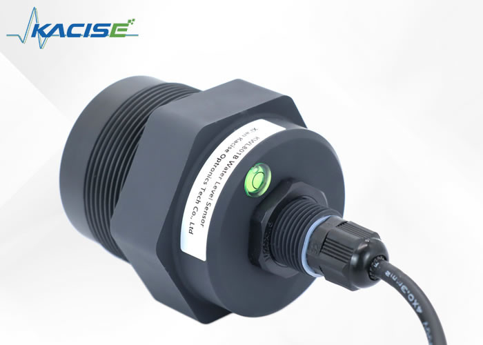 Se utiliza un sensor de nivel de agua de radar con un rango de voltaje de alimentación de 9 a 24 V y un rango de medición de 10 metros para monitorear el nivel de agua de los embalses.