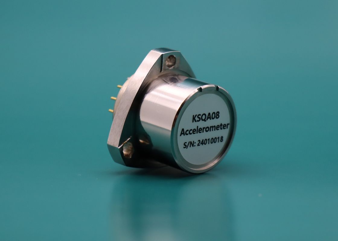 Acelerómetro flexible de cuarzo con factor de escala de 1,2 a 1,6 mA/g, resistencia a los golpes de 100 g y sensibilidad < 1 μg para aplicaciones de precisión