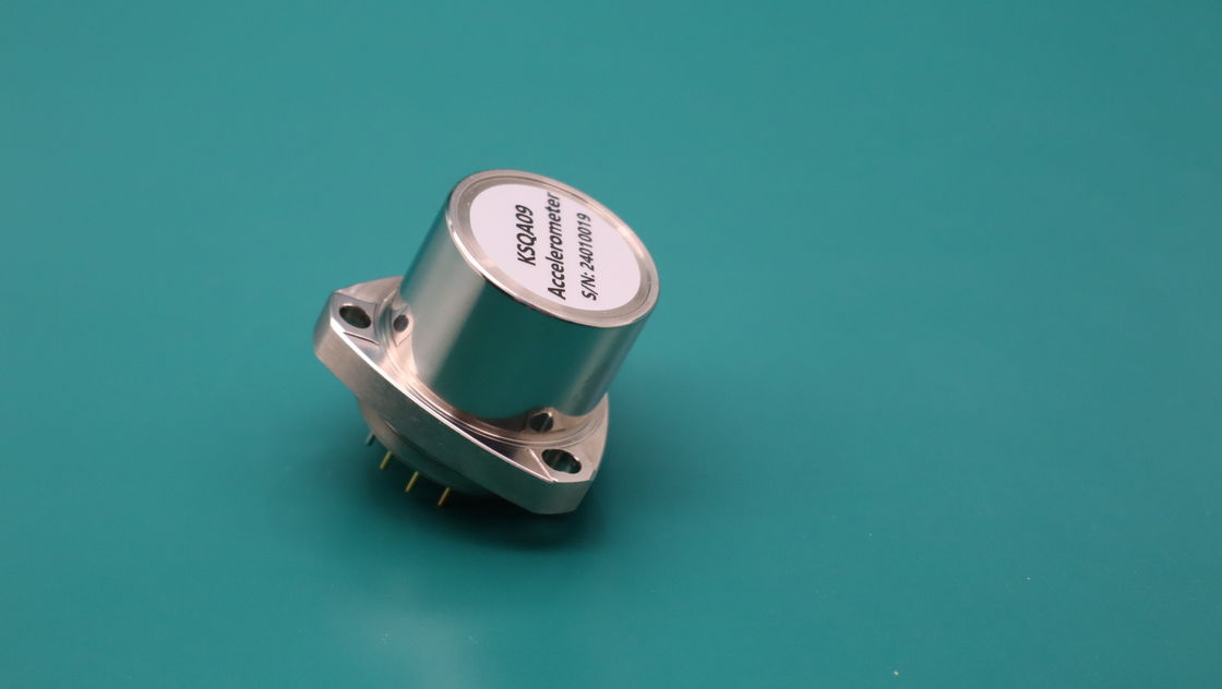 Acelerómetro de precisión con una resolución ≤ 5 μg para el monitoreo de vibraciones en -45 °C ~ + 80 °C y un peso ≤ 80 g