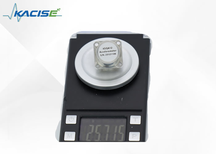 Precisión 0,6-1,3 mA/g Sensor de acelerómetro < 5 μg Resolución para pruebas de vibración ≤ 50 μg/g2