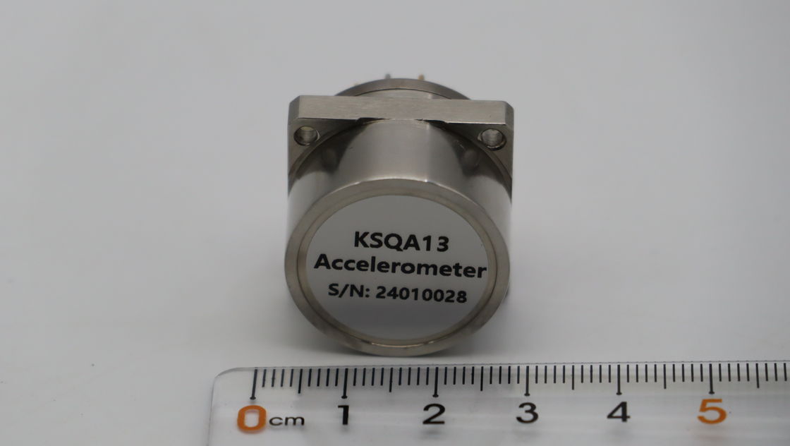 Sensor de acelerómetro de precisión con factor de escala de 2,3 ~ 3,5 mA/g, resistencia a golpes de 500 g y pico sinusoidal de vibración de ±15 g