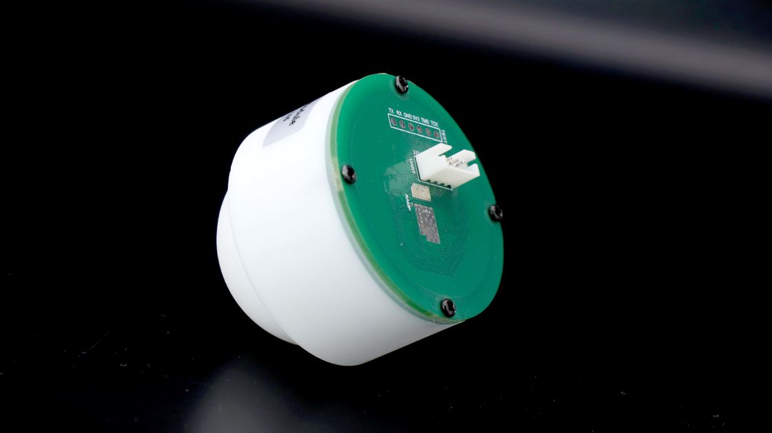 Sensor de nivel de radar de frecuencia de 80 GHz con corriente de 12 V 30 mA y comunicación RS485 para monitoreo del nivel del tanque