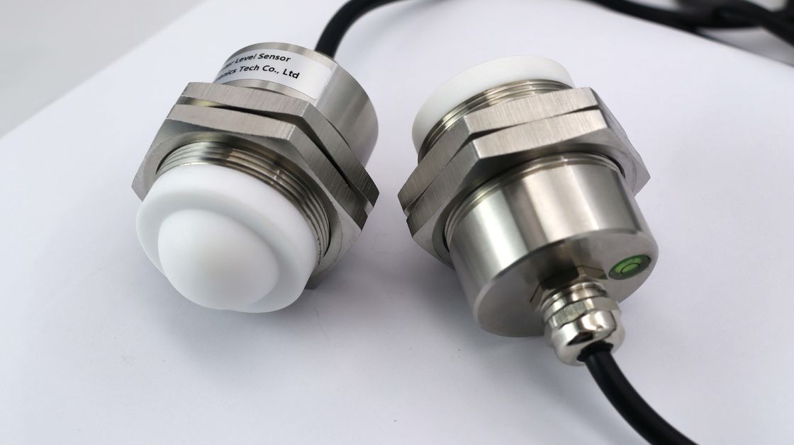 Transmisor de nivel de radar de frecuencia de 80 GHz KWL801C con precisión de ±2 mm y impermeable IP68 para detección industrial del nivel de líquido