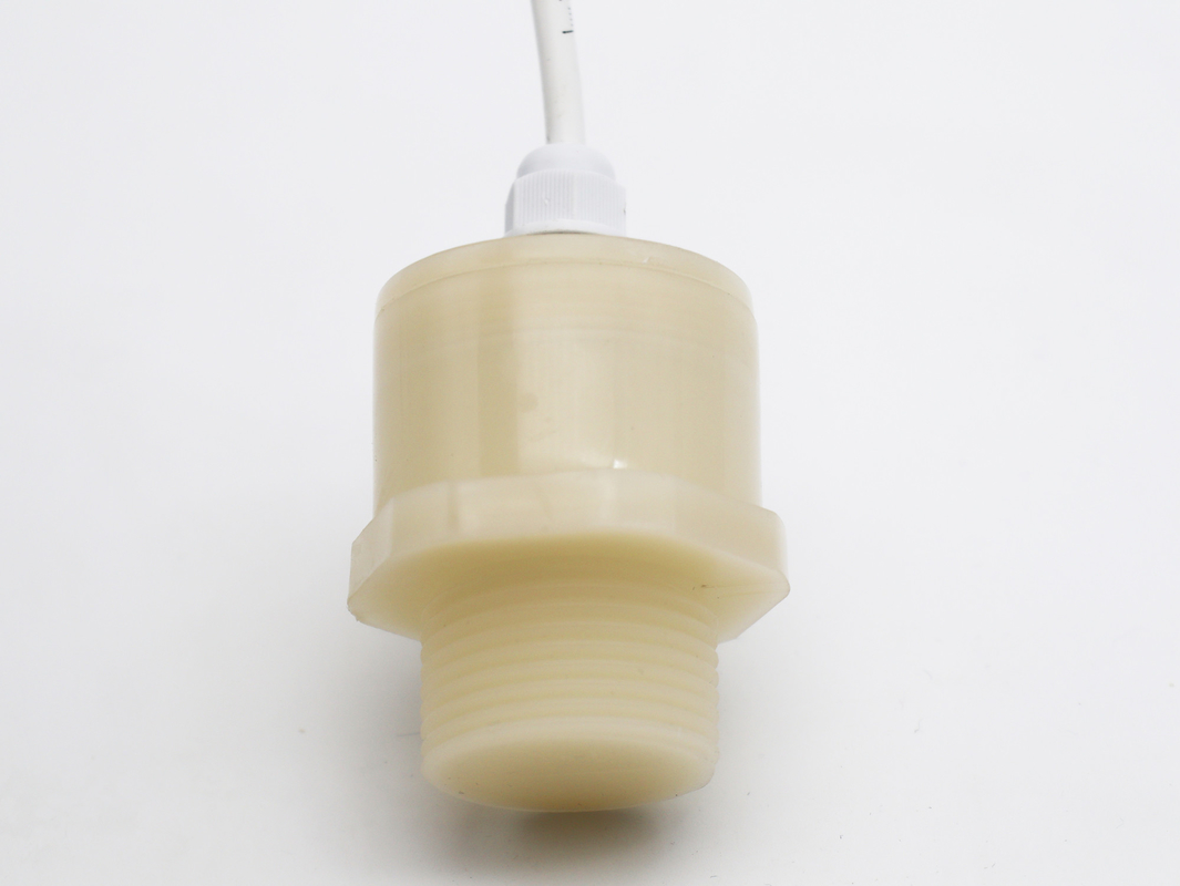 Sensores ultrasónicos para el control de la medición del nivel del agua con alcance de 5 m y grado IP IP67