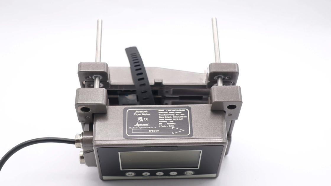 Medidor de flujo ultrasónico KUF100 con salida de 4-20mA, material plástico industrial y pantalla LCD retroiluminada de 256*128