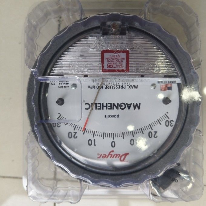 Manómetro diferencial Dwyer Magnehelic 2300-60PA con rango de 60-0-60 Pa, precisión de ±2% y carcasa IP67
