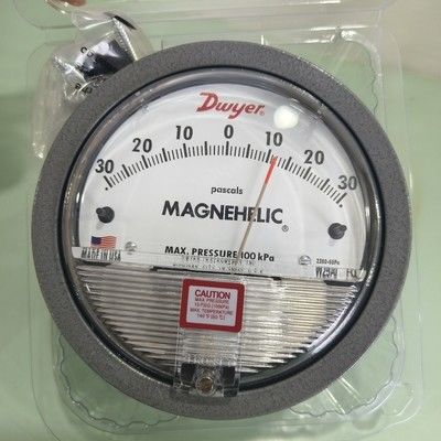 Manómetro diferencial Dwyer Magnehelic 2300-60PA con rango de 60-0-60 Pa, precisión de ±2% y carcasa IP67