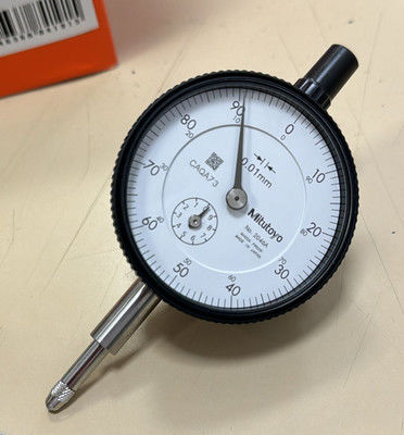 Comparador Mitutoyo con rango de 10 mm y graduación de 0,01 mm para medición dimensional de precisión y resistencia ambiental