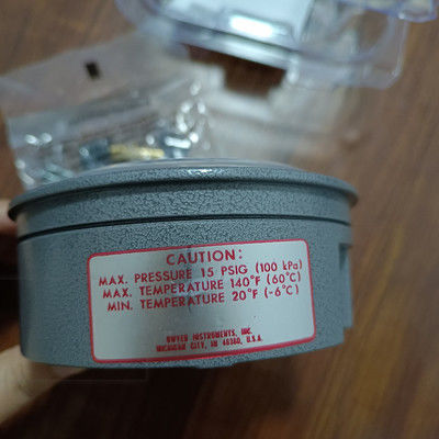 Manómetro diferencial magnético Dwyer Serie 2000 con 0-60 in w.c. Rango ±2% de precisión y conexión 1/8 NPT