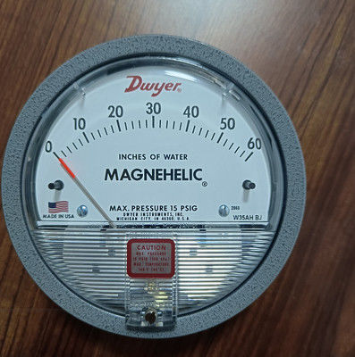 Manómetro diferencial magnético Dwyer Serie 2000 con 0-60 in w.c. Rango ±2% de precisión y conexión 1/8 NPT