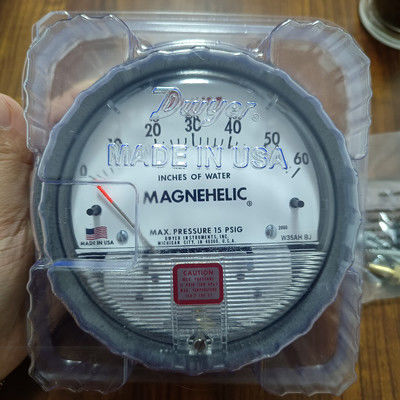 Manómetro diferencial magnético Dwyer Serie 2000 con 0-60 in w.c. Rango ±2% de precisión y conexión 1/8 NPT