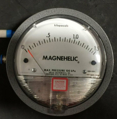 Dwyer 2000 1.5Kpa Manómetro Diferencial Magnehelic: La Potencia de Medición de Precisión del 2% FS