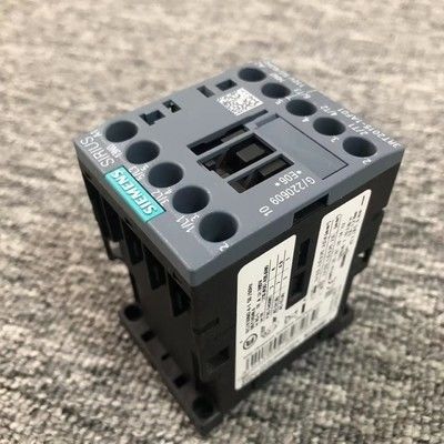Contactor de potencia de 3 polos Siemens 3RT2015-1AF01 con corriente nominal de 7 A y voltaje de bobina de 110 V CA
