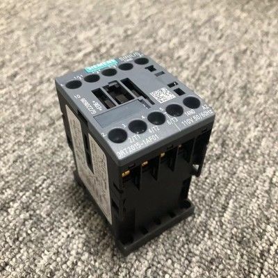 Contactor de potencia de 3 polos Siemens 3RT2015-1AF01 con corriente nominal de 7 A y voltaje de bobina de 110 V CA