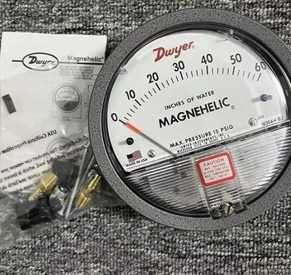 Medidor de presión diferencial magnehélico de la serie 2000 con funcionamiento mecánico IP67 y precisión FS de ±1%.