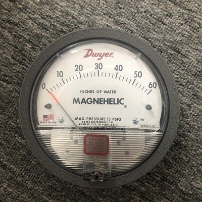Medidor de presión diferencial magnehélico de la serie 2000 con funcionamiento mecánico IP67 y precisión FS de ±1%.