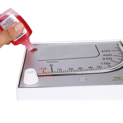 KMC-700 Medidor de presión diferencial de aceite rojo para acuicultura con una precisión del ±3% y un diseño compacto de 190×150×32MM