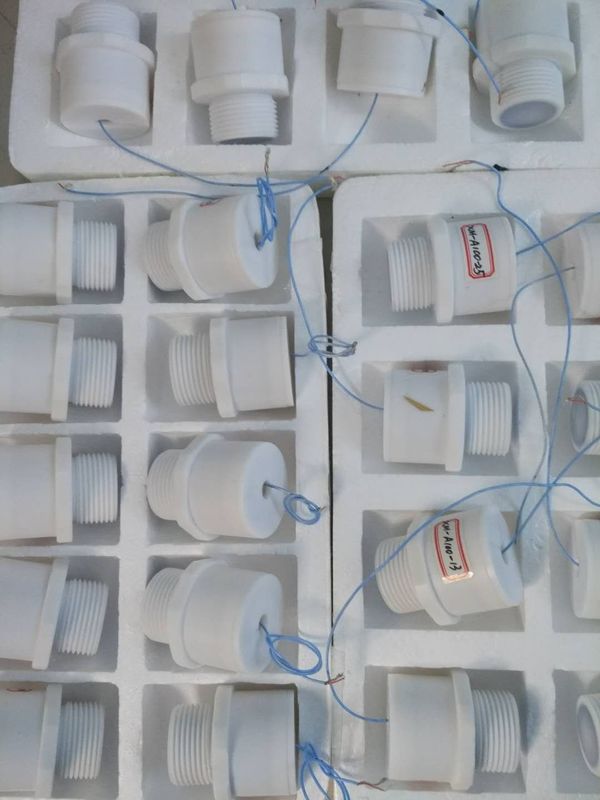 Sensor de nivel ultrasónico de PTFE de grado alimenticio con resistencia química y protección IP67 para medición de nivel de fluido