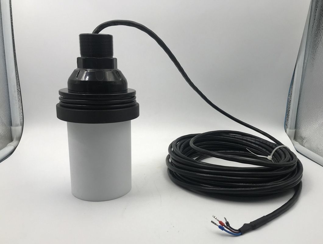 Sensor ultrasónico impermeable IP68 con material de carcasa de PTFE y rango de 0,5 a 12 m para la medición del nivel