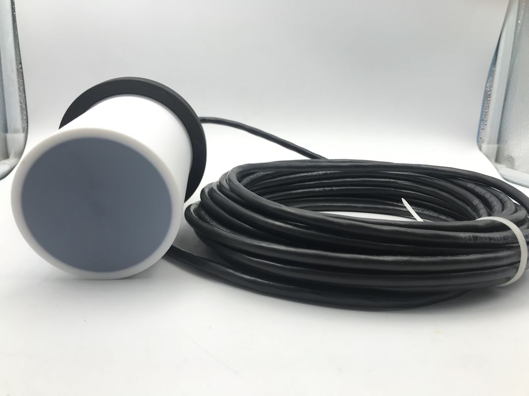 Sensor ultrasónico impermeable IP68 con material de carcasa de PTFE y rango de 0,5 a 12 m para la medición del nivel