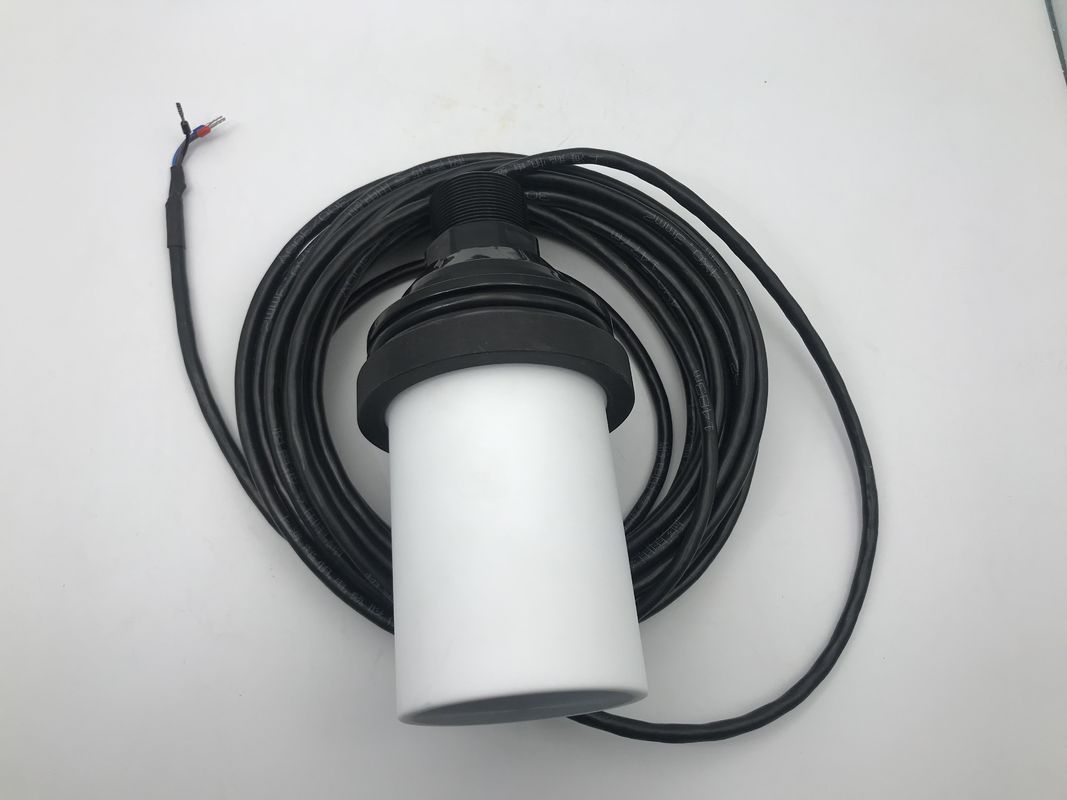 Sensor ultrasónico impermeable IP68 con material de carcasa de PTFE y rango de 0,5 a 12 m para la medición del nivel